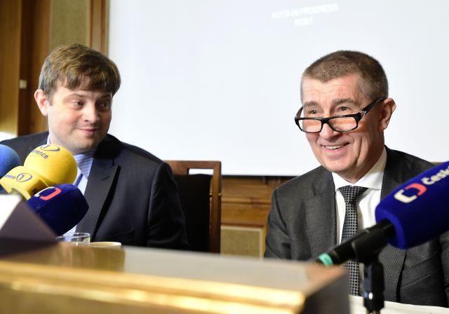 Generální ředitel finanční správy Martin Janeček a premiér Andrej Babiš (ČTK)
