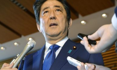 Japonský premiér Šinzó Abe (ČTK/AP/Yoshitaka Sugawara)