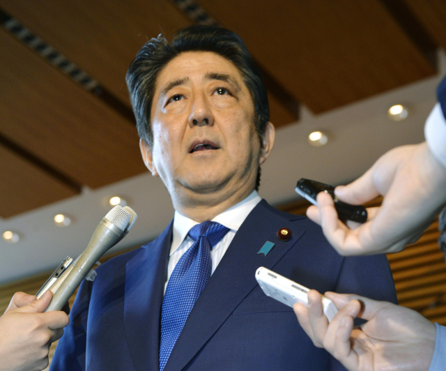 Japonský premiér Šinzó Abe (ČTK/AP/Yoshitaka Sugawara)