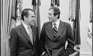 Básník Jevgenij Jevtušenko (vpravo) a americký prezident Richard Nixon (Wikimedia Commons)