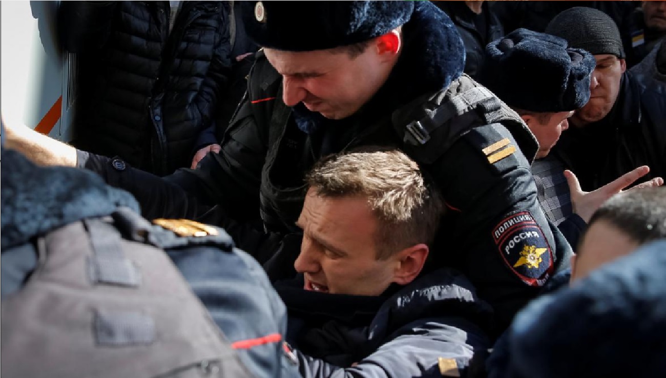 Ruská policie zadržuje Alexeje Navalného. (youtube)