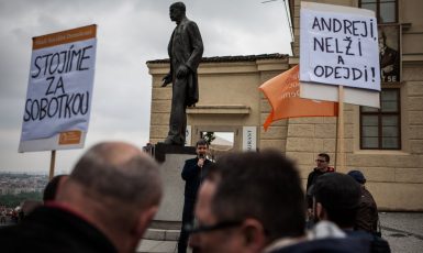 Demonstranti se sešli pod sochou TGM (David Těšínský)