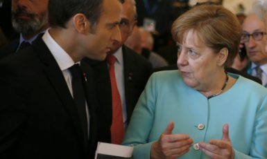 Francouzský prezident Emmanuel Macron a německá kancléřka Angela Merkelová  (ČTK/AP/Domenico Stinellis)