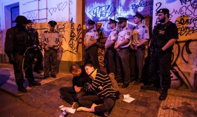 Policejní zásah proti výtržníkům v Hybernské ulici v Praze v noci z 10. na 11.6.2017 (David Těšínský)