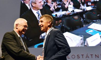 Jaroslav Faltýnek a Andrej Babiš si gratulují ke zvolení na sněmu ANO (ČTK)