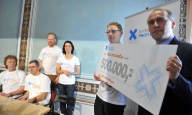 Libor Michálek (vpravo) převzal 23. března 2011 z rukou předsedy správní rady NFPK Karla Janečka ocenění Nadačního fondu proti korupci  (ČTK)