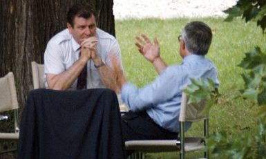 Předseda HZDS a slovenský premiér Vladimír Mečiar (vlevo) hovoří v zahradě brněnské vily Tugendhat s českým premiérem a předsedou ODS Václavem Klausem během jednání o rozdělení federace (ČTK)