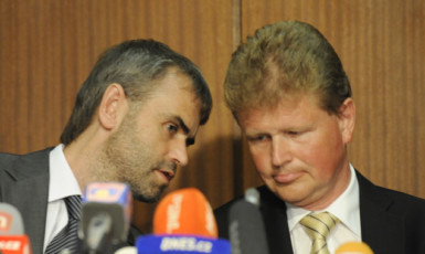 Bývalý ředitel ÚOOZ Robert Šlachta a olomoucký vrchní státní zástupce Ivo Ištvan informují na tiskové konferenci 14. června 2013 o policejní razii na Úřadu vlády ČR. Velká Protikorupční Revoluce přechází do rozhodující fáze. (ČTK)
