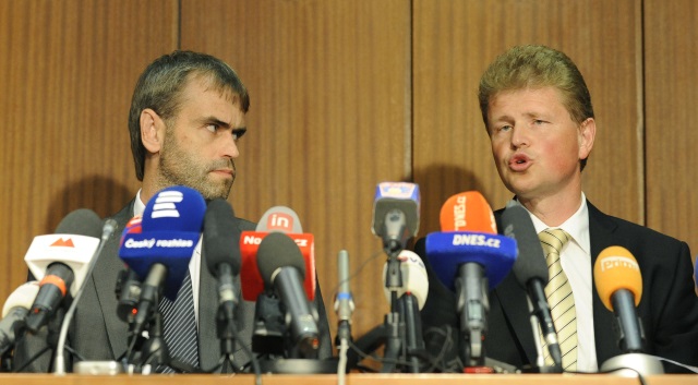 Bývalý ředitel ÚOOZ Robert Šlachta a olomoucký vrchní státní zástupce Ivo Ištvan na mimořádné tiskové konferenci 14. června 2013 (ČTK)
