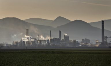 Babišova chemička Lovochemie v Lovosicích, na pozadí České středohoří (ČTK)