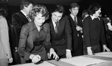 Milan Chladil, Yvetta Simonová, Karel Gott, Ivo Pavlík  a František Ringo Čech podepisují tzv. Antichartu (1977) (ČTK)