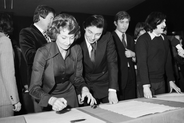 Milan Chladil, Yvetta Simonová, Karel Gott, Ivo Pavlík  a František Ringo Čech podepisují tzv. Antichartu (1977) (ČTK)