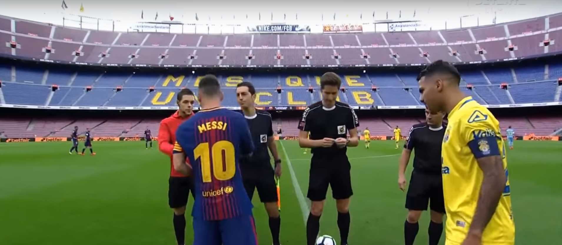 Stadion FC Barcelona Camp Nou zel prázdnotou (YouTube)