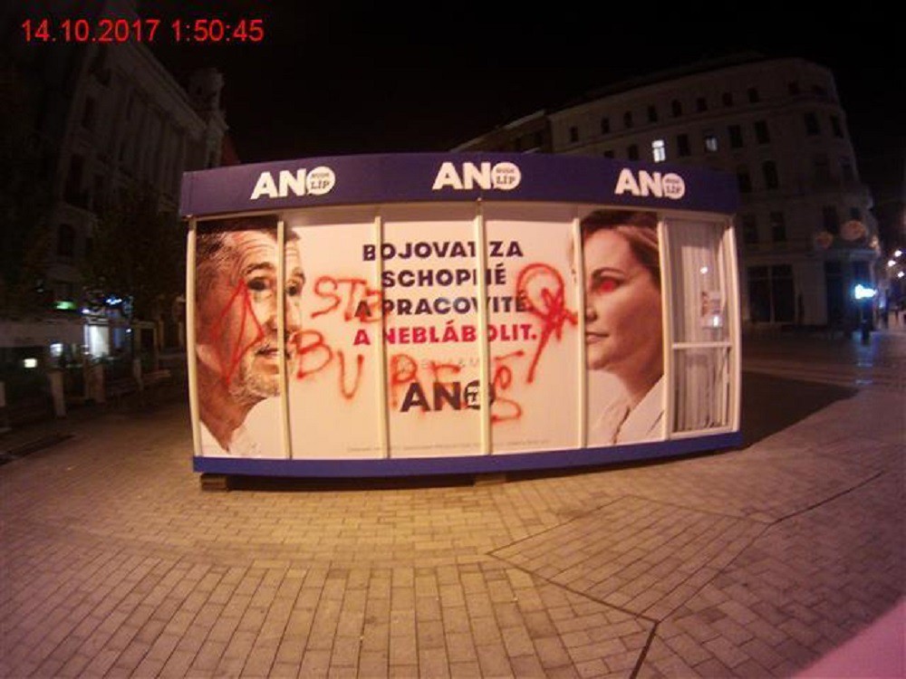 Poškozená fotografie Andreje Babiše. (MP Brno)