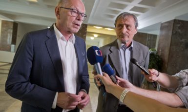 Ministr financí Ivan Pilný a ministr obrany Martin Stropnický (ČTK)