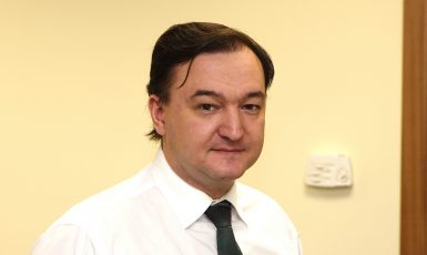 Právník a auditor Sergej Magnitskij upozornil na organizovanou loupež. Aparát Kremlu tohoto 37letého muže umučil k smrti.  (Wikimedia Commons)