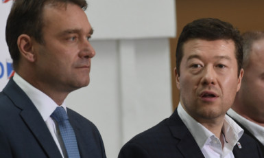 Zleva předseda poslaneckého klubu hnutí Svoboda a přímá demokracie Tomia Okamury Radim Fiala a předseda hnutí Tomio Okamura (ČTK)