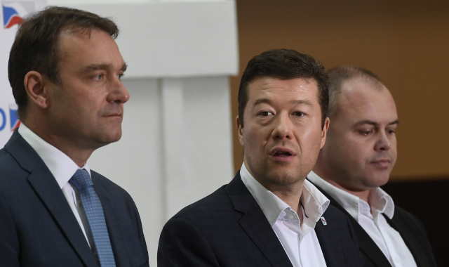Zleva předseda poslaneckého klubu hnutí Svoboda a přímá demokracie Tomia Okamury Radim Fiala a předseda hnutí Tomio Okamura (ČTK)
