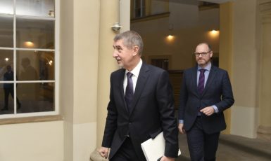 Premiér Andrej Babiš a ministr školství Robert Plaga. (ČTK)