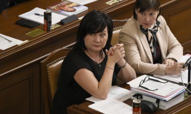 Ministryně financí Alena Schillerová (ANO) a předsedkyně rozpočtového výboru poslanecké sněmovny Miloslava Vostrá (KSČM) (ČTK)
