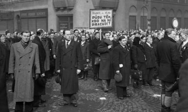 Na Václavském náměstí se 29.února 1948 v Praze sešlo na 130 000 dělníků v zemědělství na podporu únorového puče (čtk)