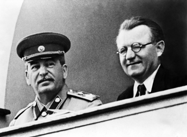 Josif Stalin a Klement Gottwald na čestné tribuně moskevského stadionu Dynamo. (ČTK)