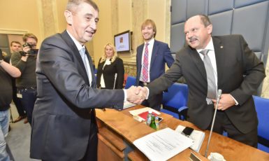 Premiér Andrej Babiš a ministr zemědělství Jiří Milek
 (ČTK)