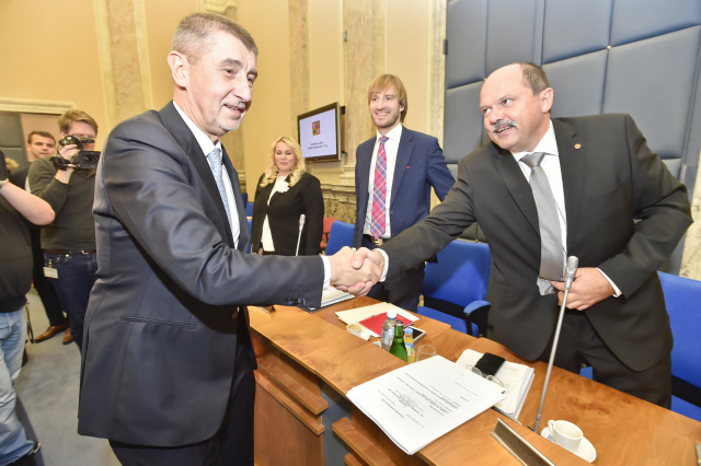 Premiér Andrej Babiš a ministr zemědělství Jiří Milek
 (ČTK)