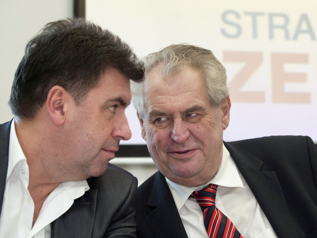 Miloš Zeman krátce po svém prvním zvolení prezidentem se svým hlavním poradcem Martinem Nejedlým v březnu 2013 (ČTK)