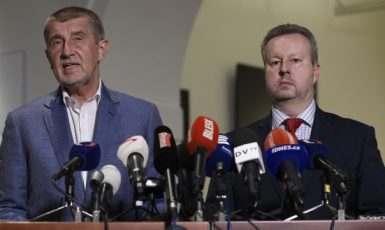 Premiér Andrej Babiš a jeho ministr životního prostředí Richard Brabec (oba ANO)  (ČTK)