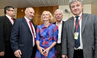 Kateřina Konečná v kolektivu svých soudruhů (ČTK)