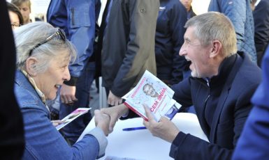 Bývalý premiér Andrej Babiš v volební kampani se svojí knihou O čem sním, když náhodou spím
 (ČTK)