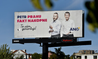 Andrej Babiš a Petr Stuchlík na předvolebním billboardu (ČTK)