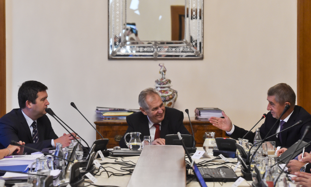 Prezident Miloš Zeman na jednání vlády s Janem Hamáčkem a Andrejem Babišem (ČTK)