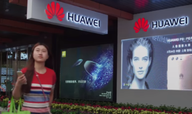 Huawei – levný, vyspělý a nevyzpytatelný partner, před nímž varují tajné služby většiny západních zemí.  (YouTube)