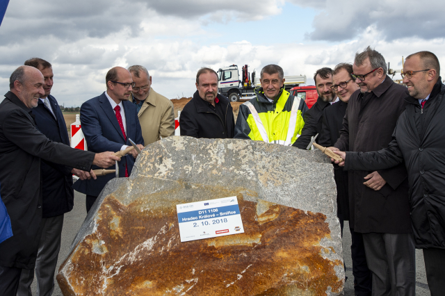 Premiér Andrej Babiš (ANO) a exministr dopravy Dan Ťok 
zahájili pokračování stavby dálnice D11  (ČTK)