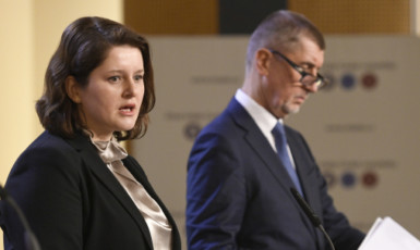 Ministryně práce a sociálních věcí Jana Maláčová a premiér Andrej Babiš  (ČTK)