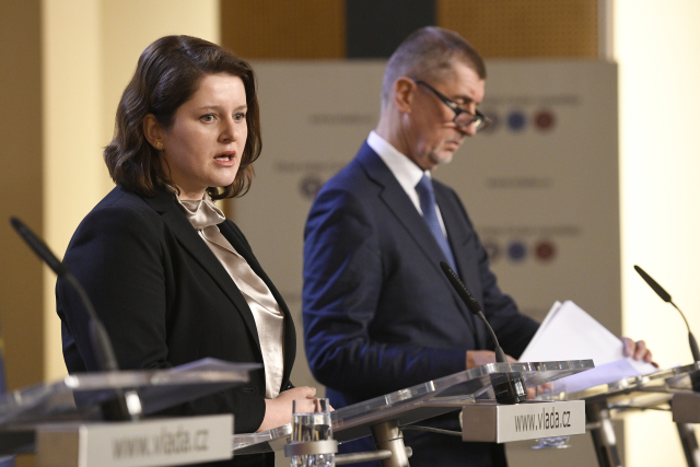 Ministryně práce a sociálních věcí Jana Maláčová a premiér Andrej Babiš  (ČTK)