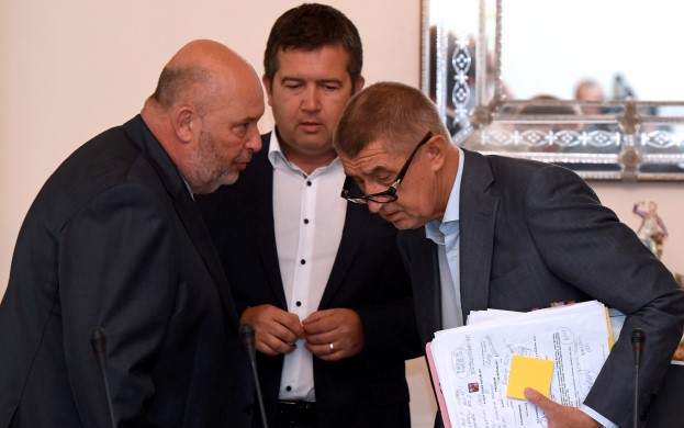 Ministr zemědělství Miroslav Toman, ministr vnitra Jan Hamáček a premiér Andrej Babiš  (ČTK)