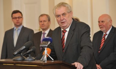Prezident Miloš Zeman, v pozadí bývalý nejvyšší státní zástupce Pavel Zeman, bývalý předseda Nejvyššího správního soudu Josef Baxa a předseda Ústavního soudu Pavel Rychetský (ČTK)
