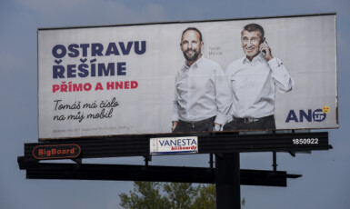 Ostravský primátor Tomáš Macura a Andrej Babiš na předvolebním billboardu (ČTK)