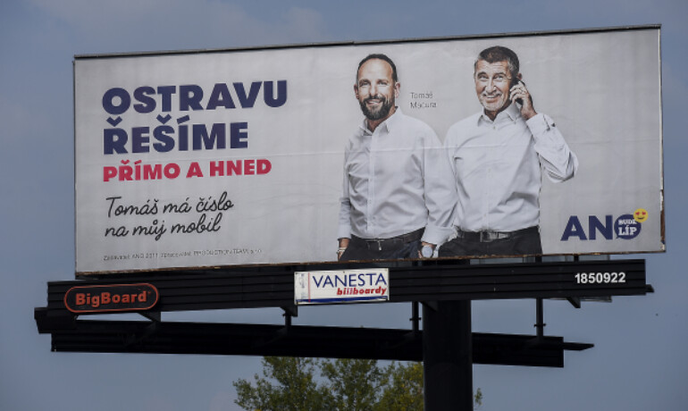 Ostravský primátor Tomáš Macura a Andrej Babiš na předvolebním billboardu (ČTK)