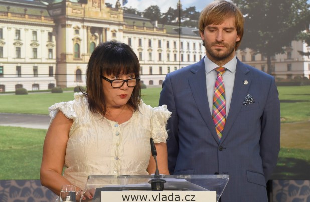 Ministryně financí Alena Schillerová a ministr zdravotnictví Adam Vojtěch sehráli kolem zdražení lihu etudu o meziresortní symbióze  (ČTK)