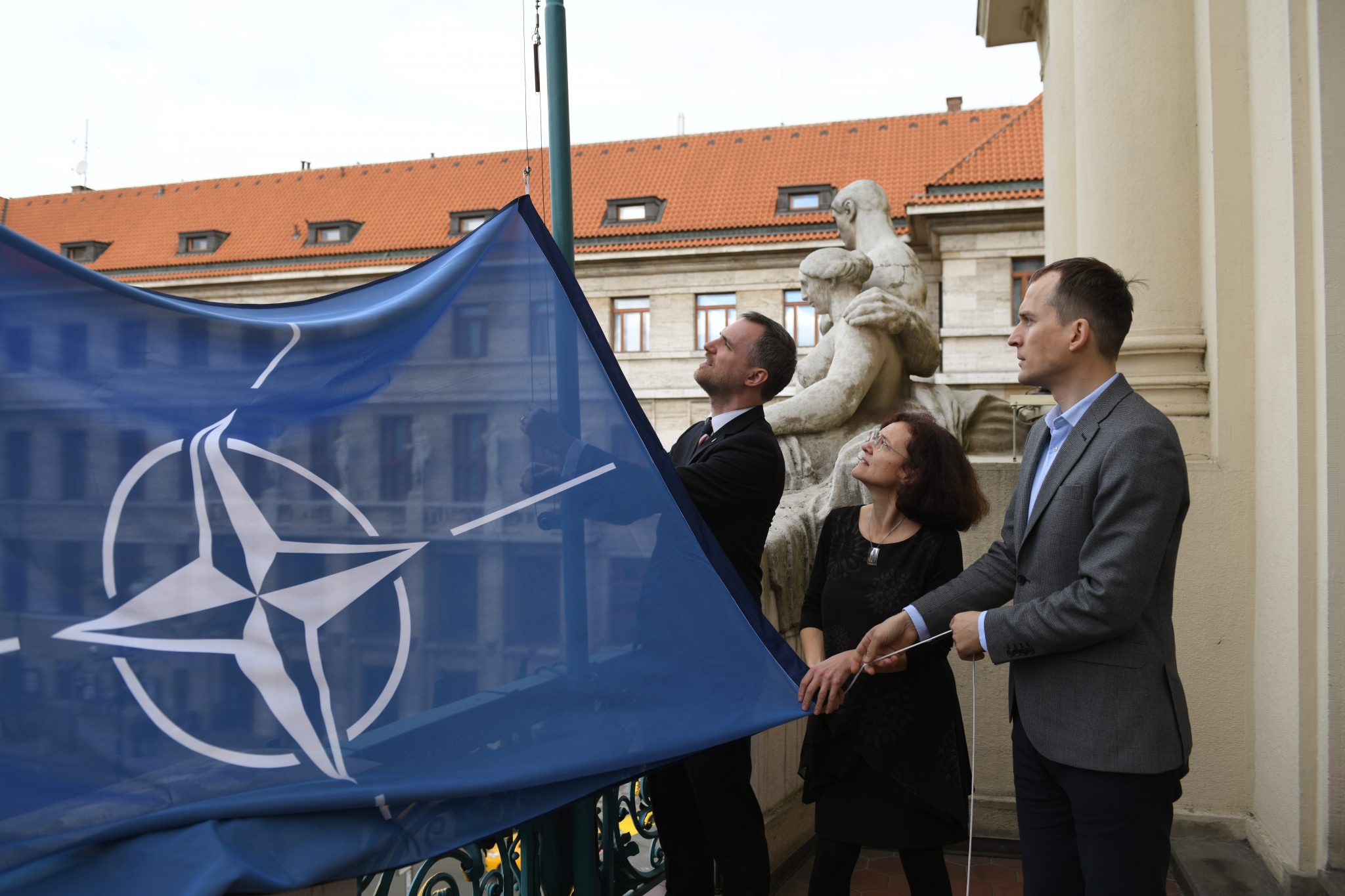Pražský primátor Zdeněk Hřib vyvěsil vlajku NATO (MHMP)