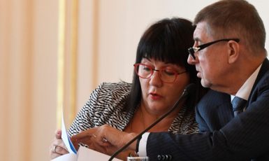 Ministryně financí Alena Schillerová a premiér Andrej Babiš  (ČTK)