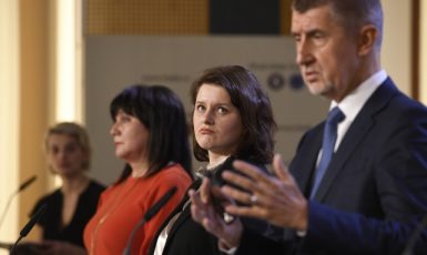 Premiér Andrej Babiš, ministryně práce a sociálních věcí Jana Maláčová a ministryně financí Alena Schillerová  (ČTK)