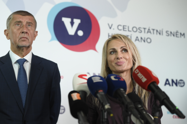 Premiér  Andrej Babiš a Dita Charanzová, europoslankyně za ANO (ČTK)