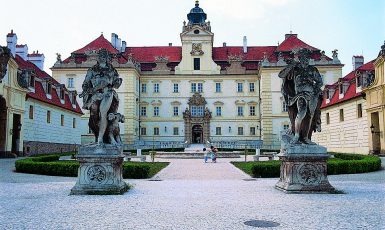 Zámek Valtice byl hlavním sídlem rodiny Lichtenštejnů do roku 1945. (Creative Commons)