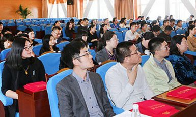 Momentka z politického školení na univerzitě Šang Dong (Shandong University Weihai website)