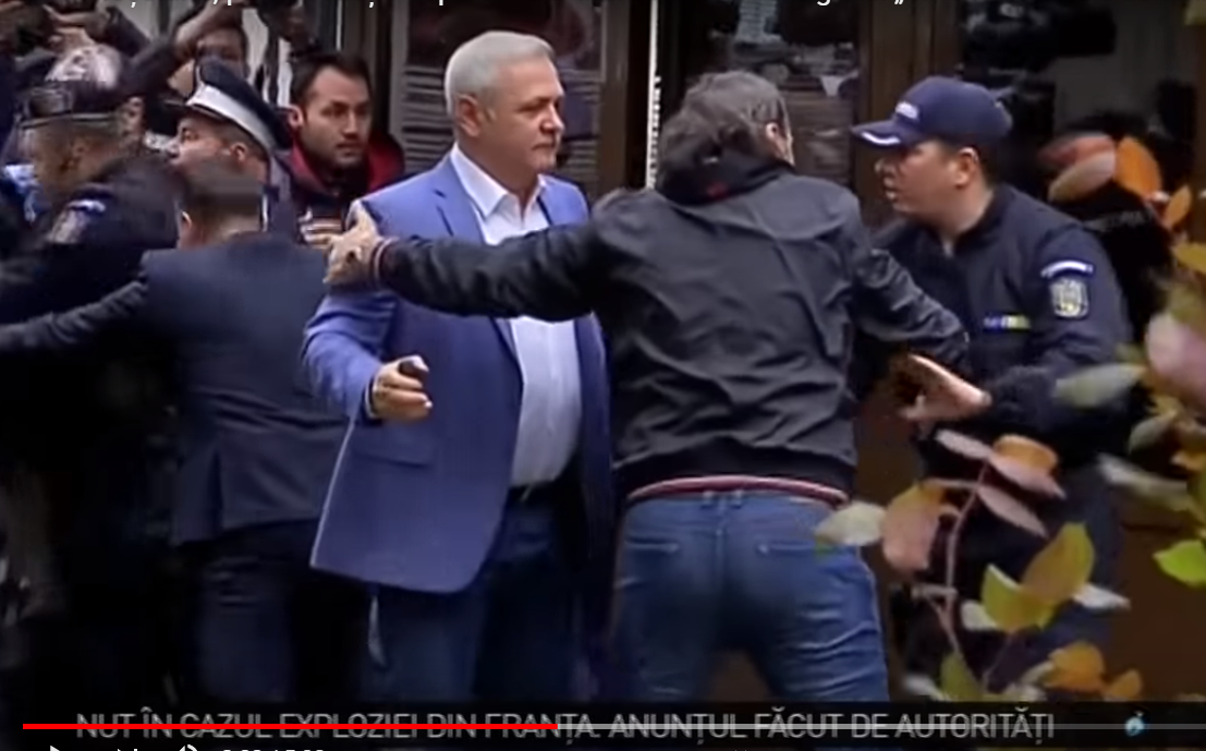 Takto rumunský sociální demokrat Liviu Dragnea nastupoval do vězení (Youtube screenshot)